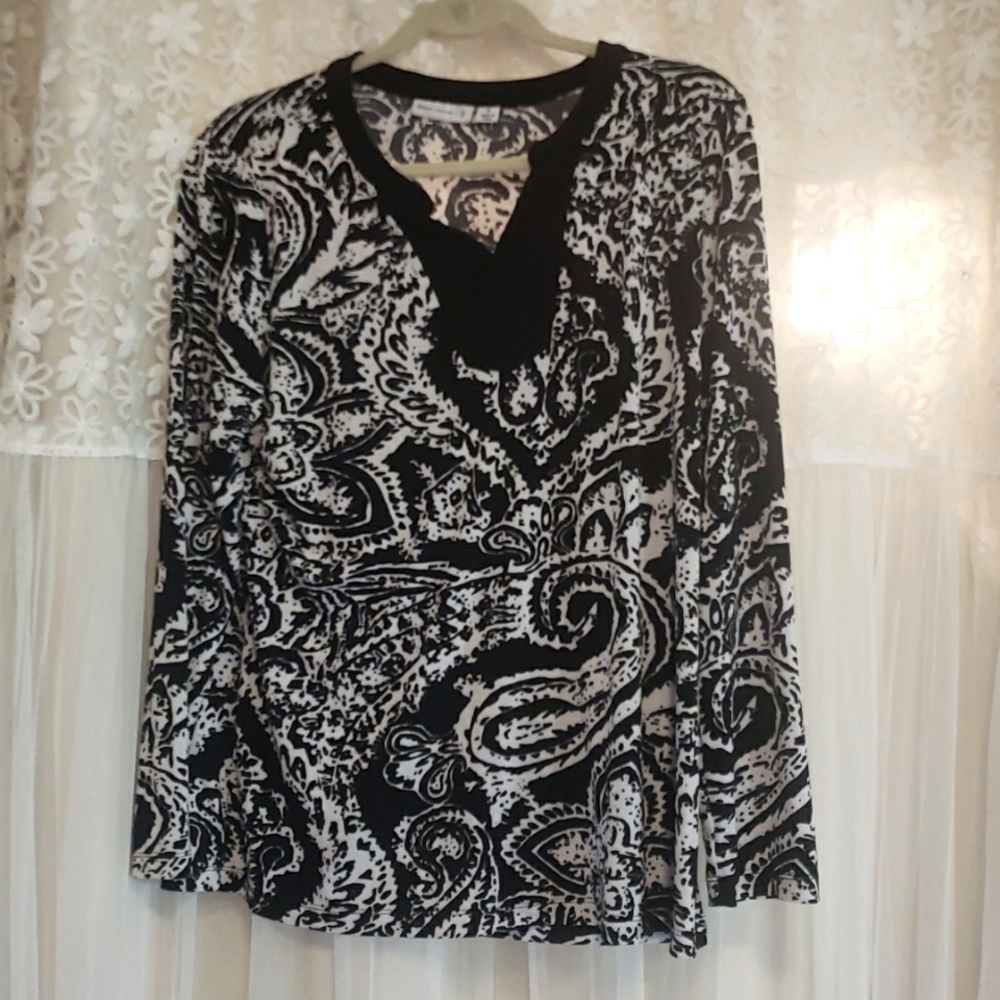 Susan Graver Black & White Top M